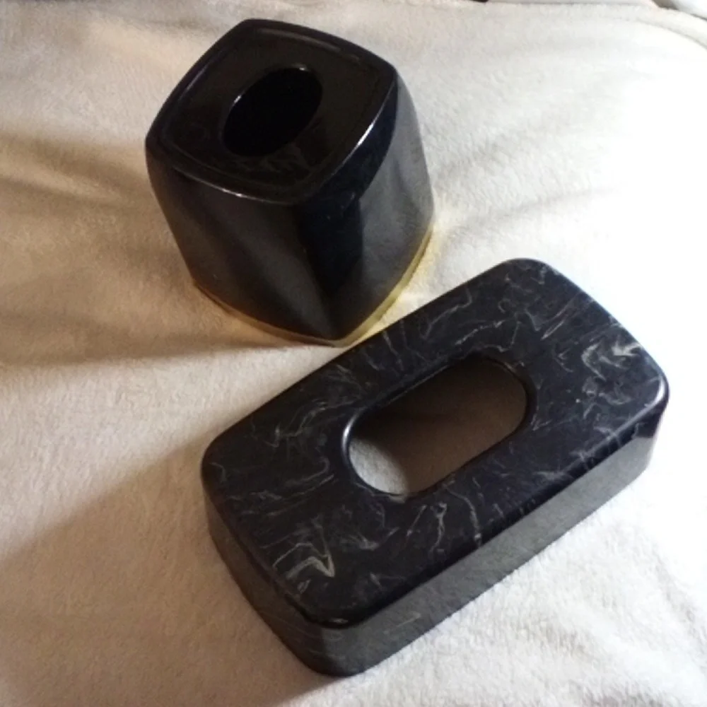 2 TISSUE HOX HOLDERS IN EUC